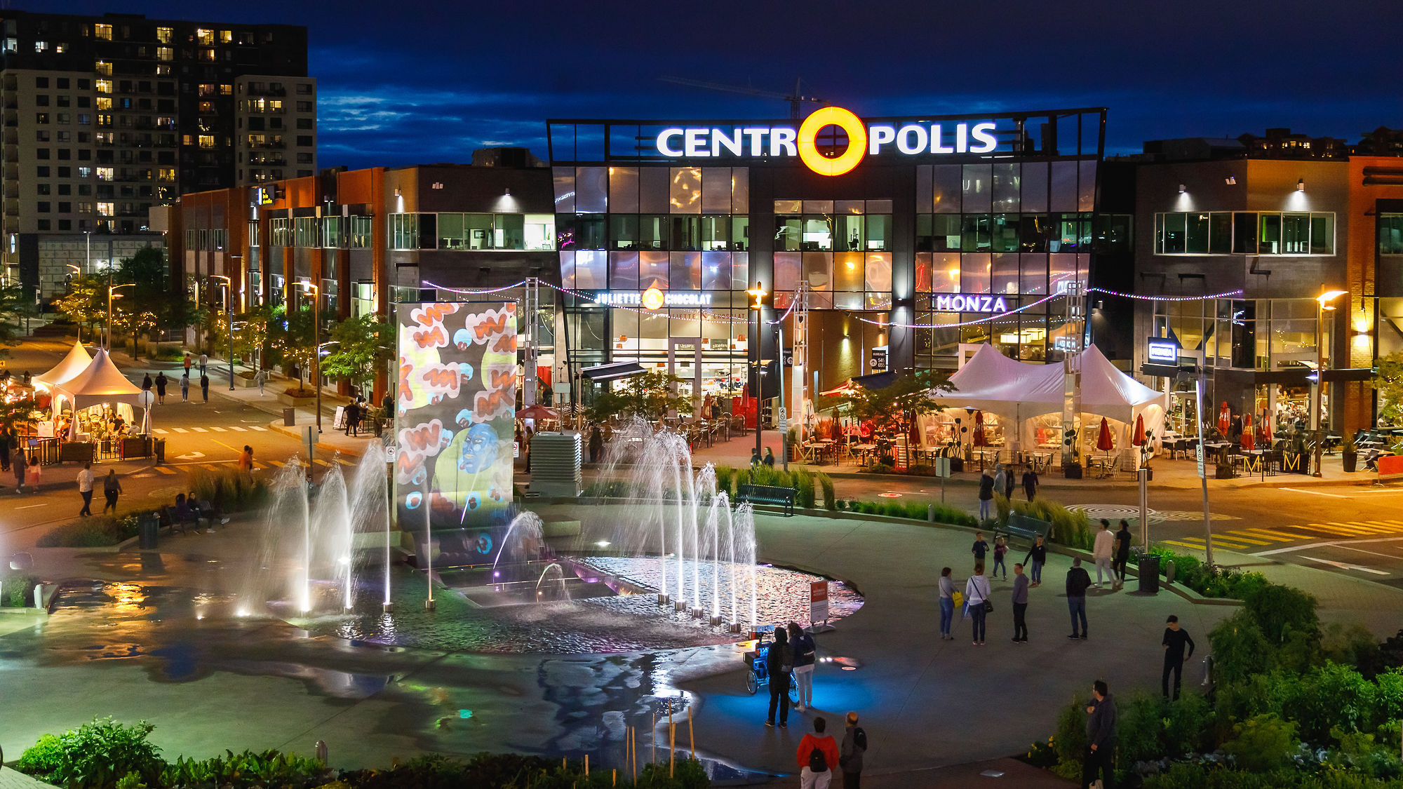 Centropolis à Laval en soirée avec ses commerces et espaces publics